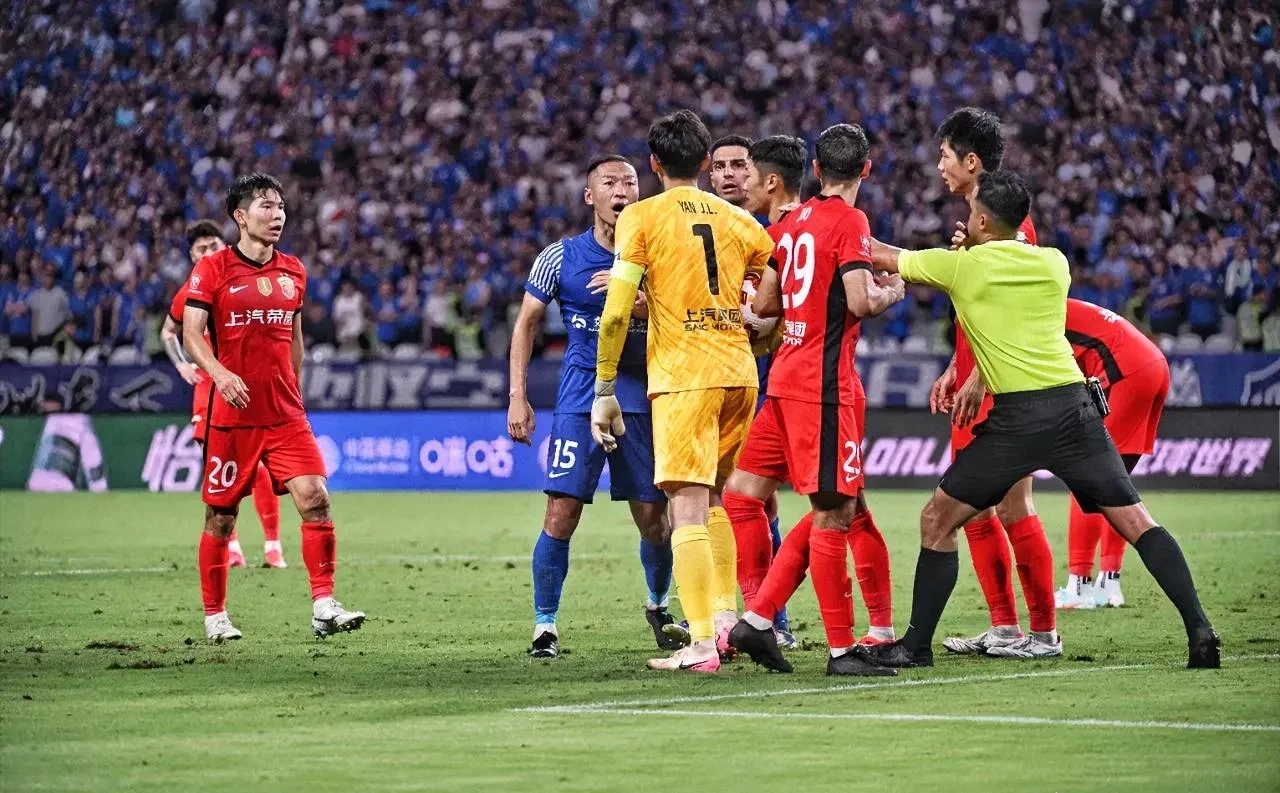 场上纷繁复杂，球队战术不断调整(场上纷繁复杂,球队战术不断调整)